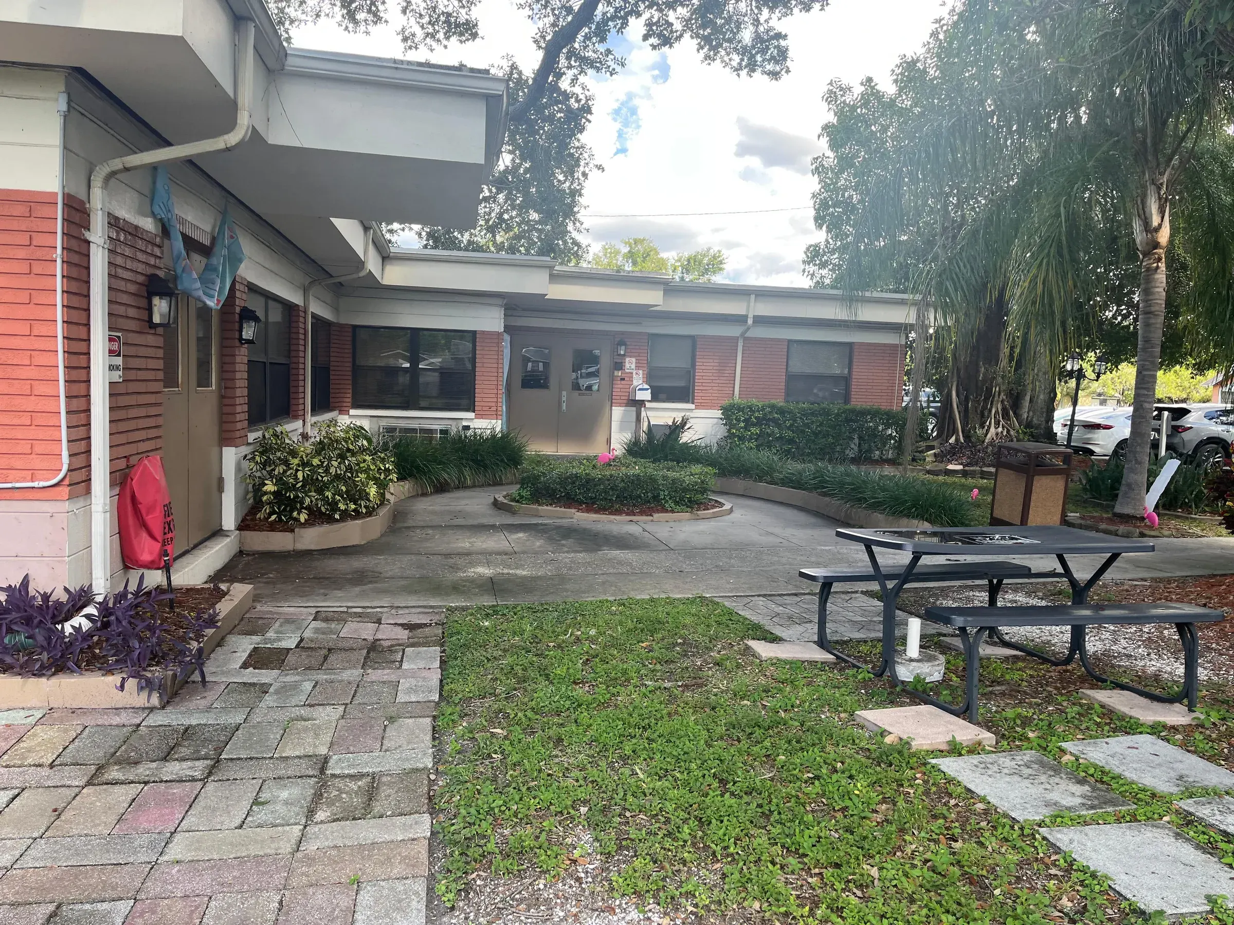 The courtyard at Vivo Healthcare LaurellWood, with picnic tables under the trees